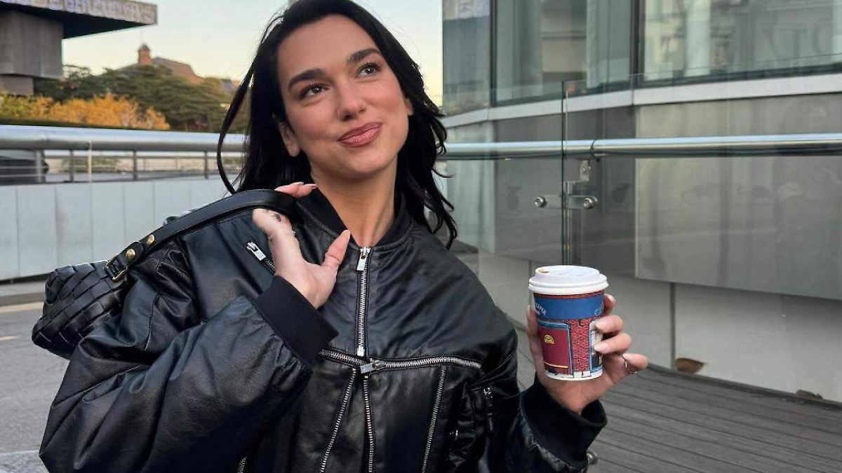 Dua Lipa revela lo que guarda en su bolso personal; desde una salsa picante, hasta dos libros de autores argentinos